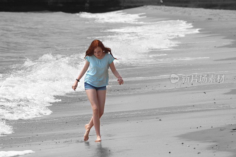 女孩赤脚走在沙滩上，黑白/彩色聚光灯